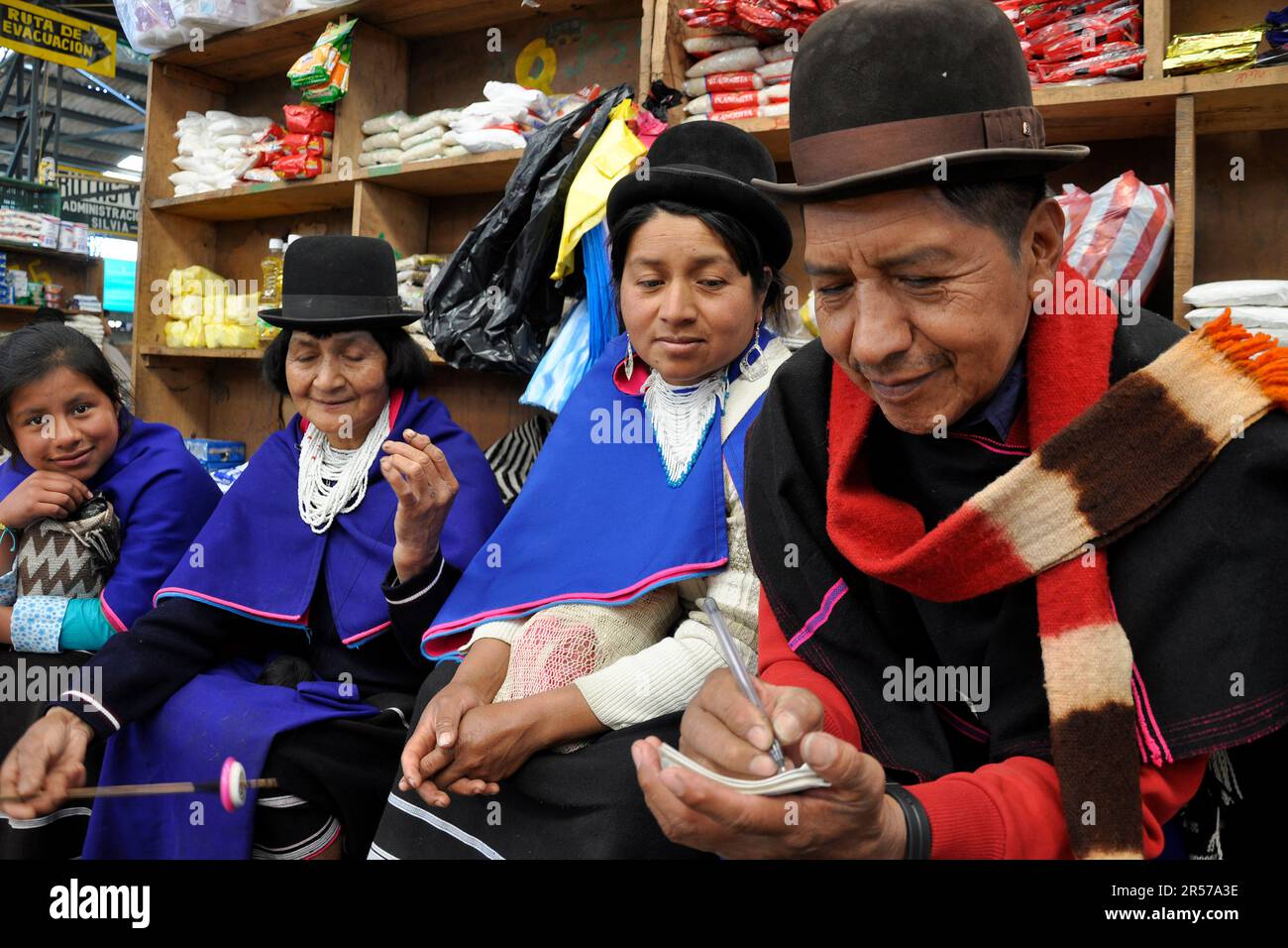 Amerika. Anden. Stadt. Kolumbien. Tag. Geografie. Geschichte. Latein. Niemand. Im Freien. Menschen. Nach Süden. Traditionell. Reisen. Cauca. Silvia. Indio Indios. Markt. Guambiano Stockfoto