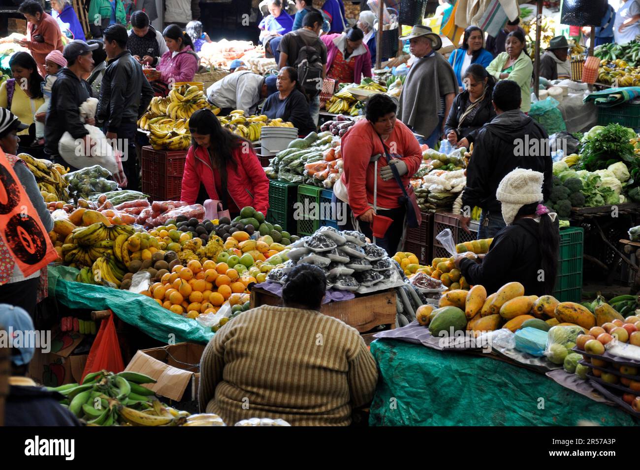Amerika. Anden. Stadt. Kolumbien. Tag. Geografie. Geschichte. Latein. Niemand. Im Freien. Menschen. Nach Süden. Traditionell. Reisen. Cauca. Silvia. Indio Indios. Markt. Guambiano Stockfoto