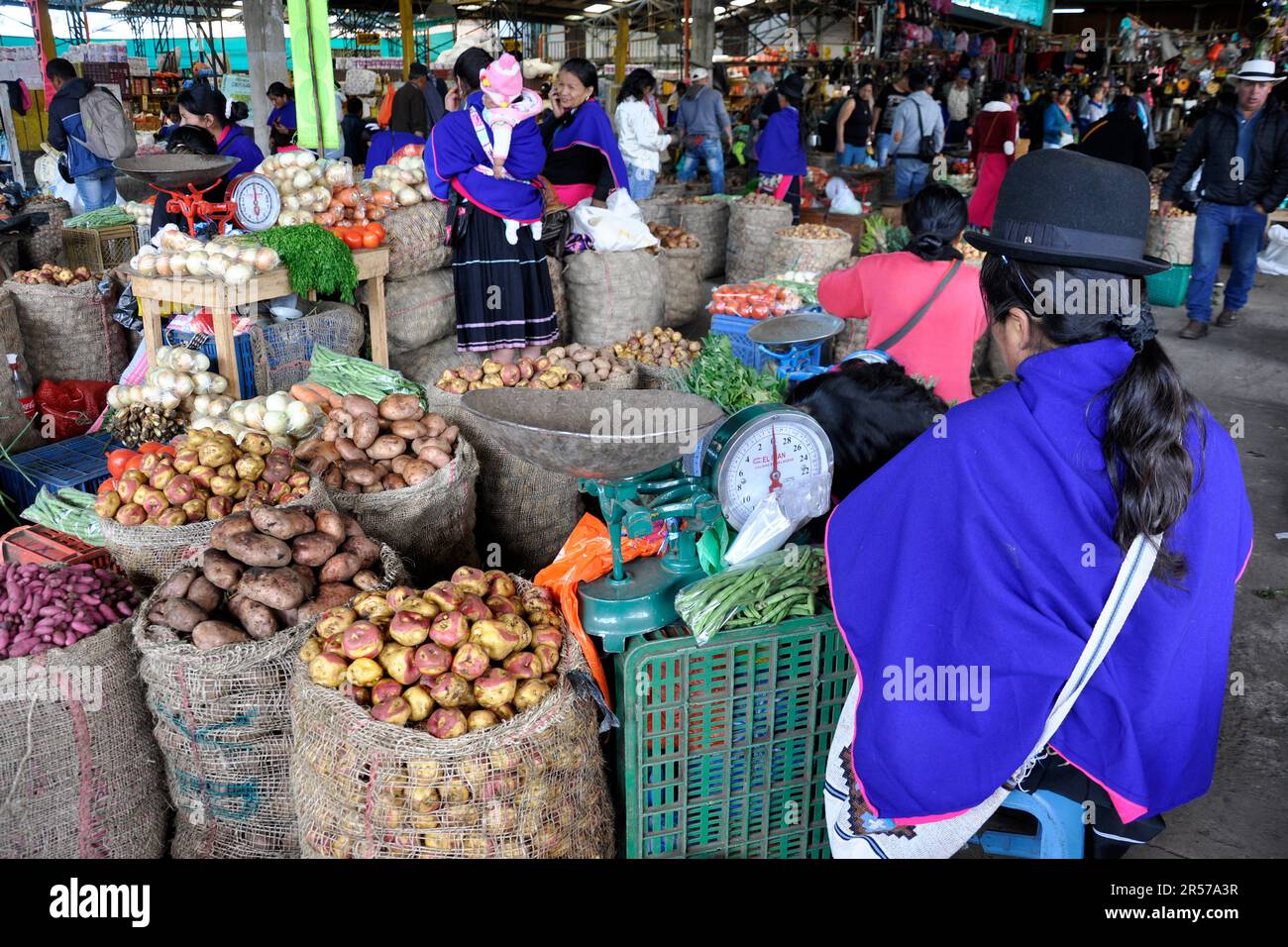Amerika. Anden. Stadt. Kolumbien. Tag. Geografie. Geschichte. Latein. Niemand. Im Freien. Menschen. Nach Süden. Traditionell. Reisen. Cauca. Silvia. Indio Indios. Markt. Guambiano Stockfoto