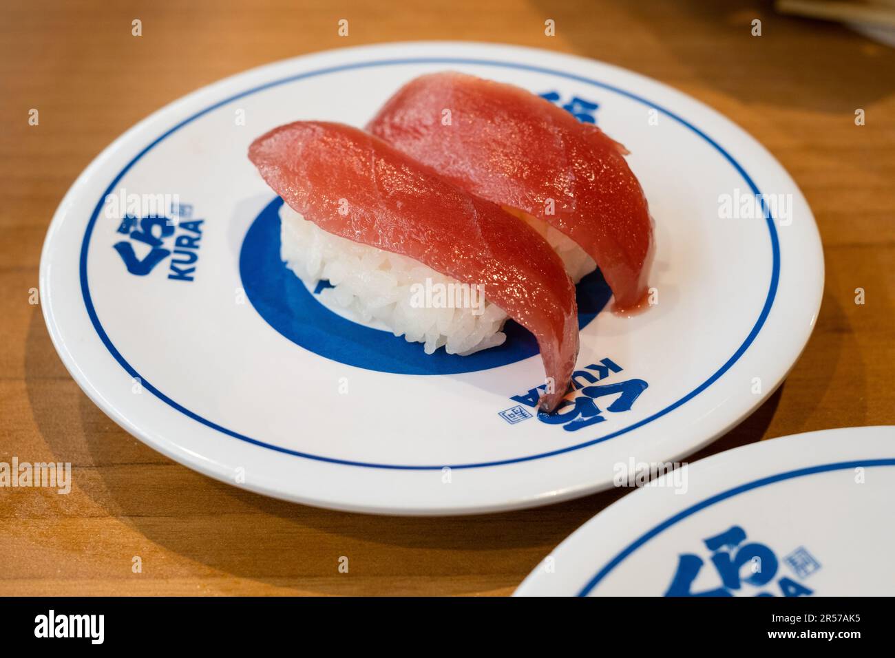 Ein Teller Sushi in Kura Sushi, Japan Stockfoto