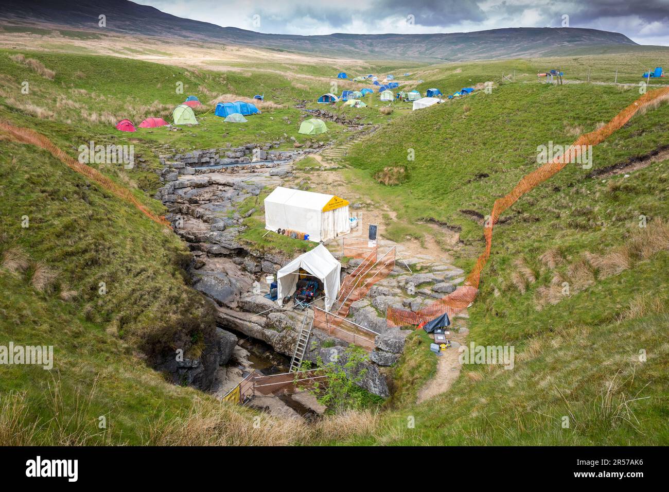 Gaping Gill, gaping Ghyll ist eine natürliche Höhle in North Yorkshire, England. Stockfoto