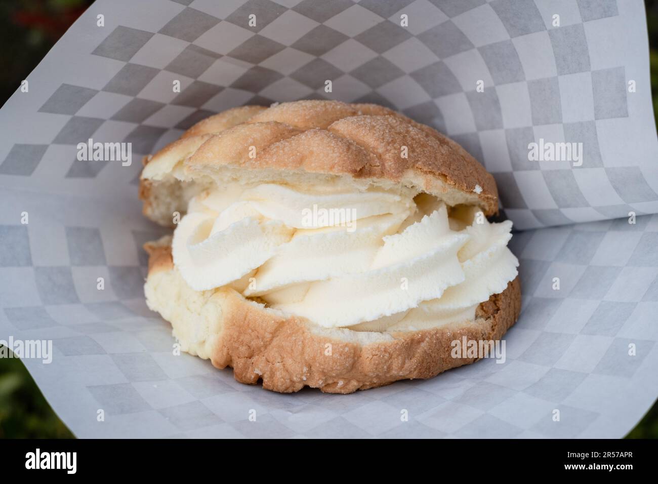 Melonpan gefüllt mit Vanille-Softeis, Tokio, Japan Stockfoto