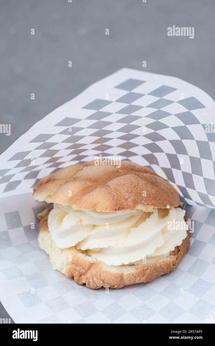 Melonpan gefüllt mit Vanille-Softeis, Tokio, Japan Stockfoto