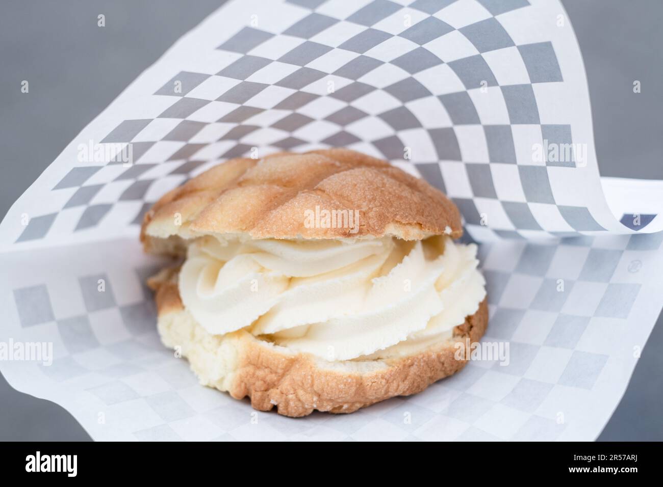 Melonpan gefüllt mit Vanille-Softeis, Tokio, Japan Stockfoto