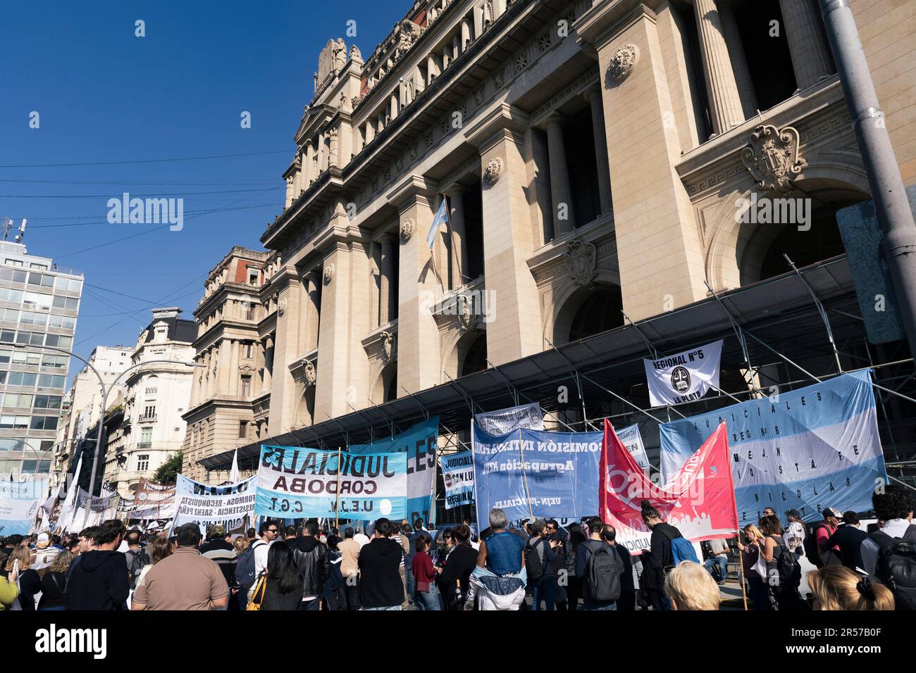 Buenos Aires, Argentinien. 1. Juni 2023 Justizangestellte aus dem ganzen Land veranstalten einen 36-stündigen nationalen Streik und mobilisieren den Obersten Gerichtshof, der von der Union der Justizbediensteten des Landes (UEJN, in der spanischen Abkürzung) aufgerufen wurde, um die Zahlung des zweiten Teils der vereinbarten Gehaltserhöhung zu fordern. (Kredit: Esteban Osorio/Alamy Live News) Stockfoto