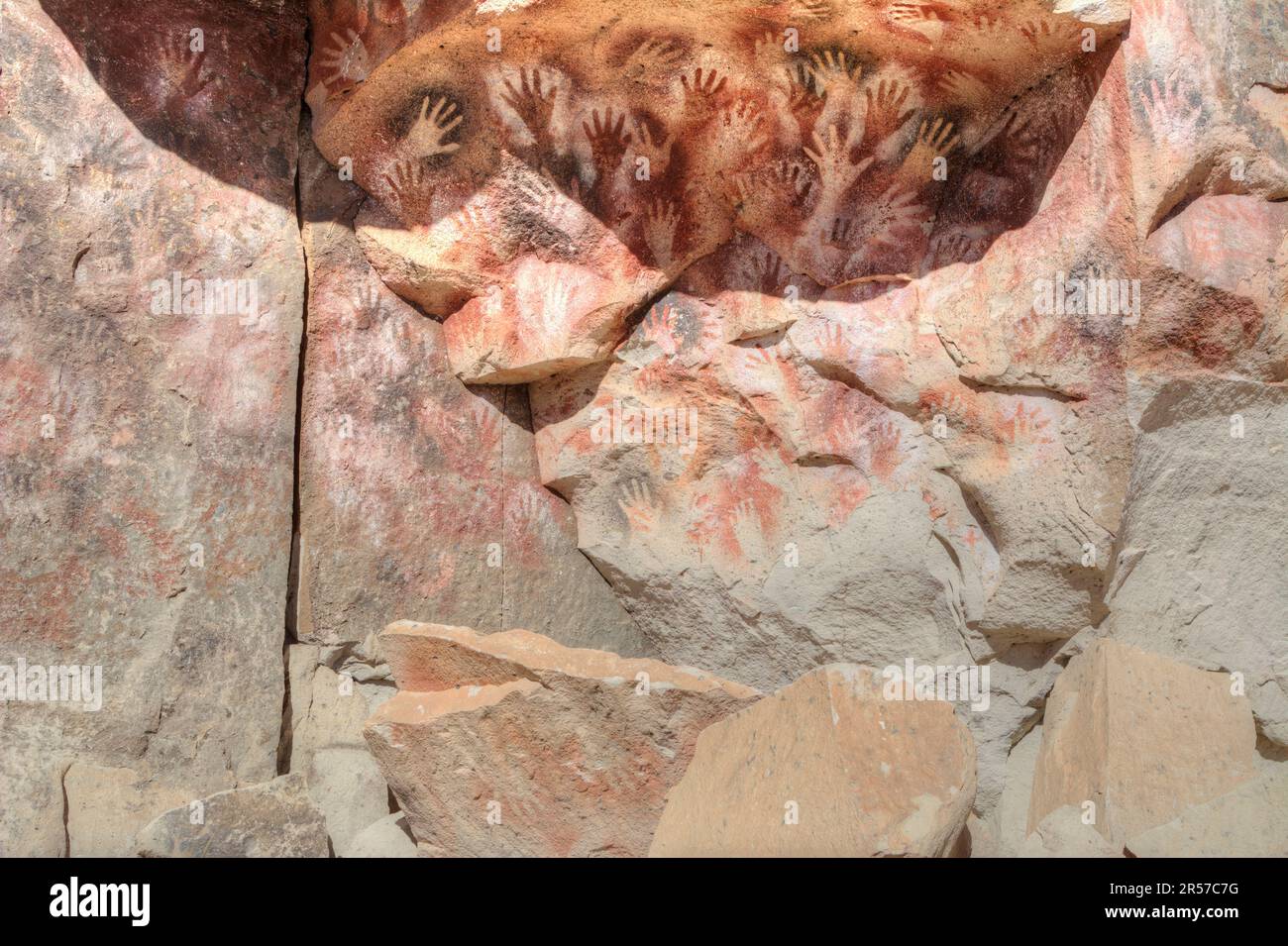 Prähistorische Kunst - Handabdrücke in der Höhle Cueva de las Manos und der Felskunstkomplex in der Provinz Santa Cruz, Argentinien Stockfoto