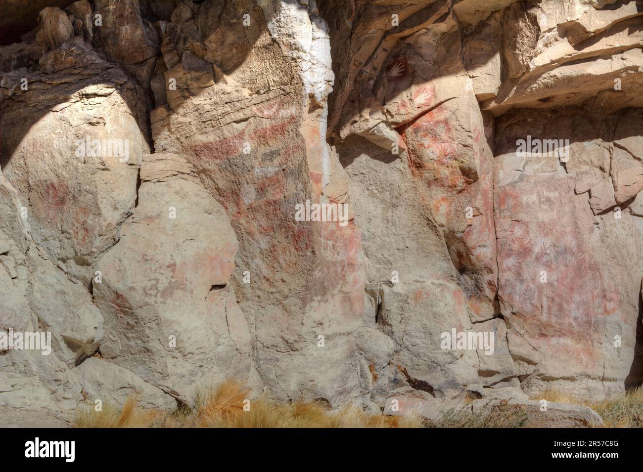 Prähistorische Kunst - Handabdrücke in der Höhle Cueva de las Manos und der Felskunstkomplex in der Provinz Santa Cruz, Argentinien Stockfoto