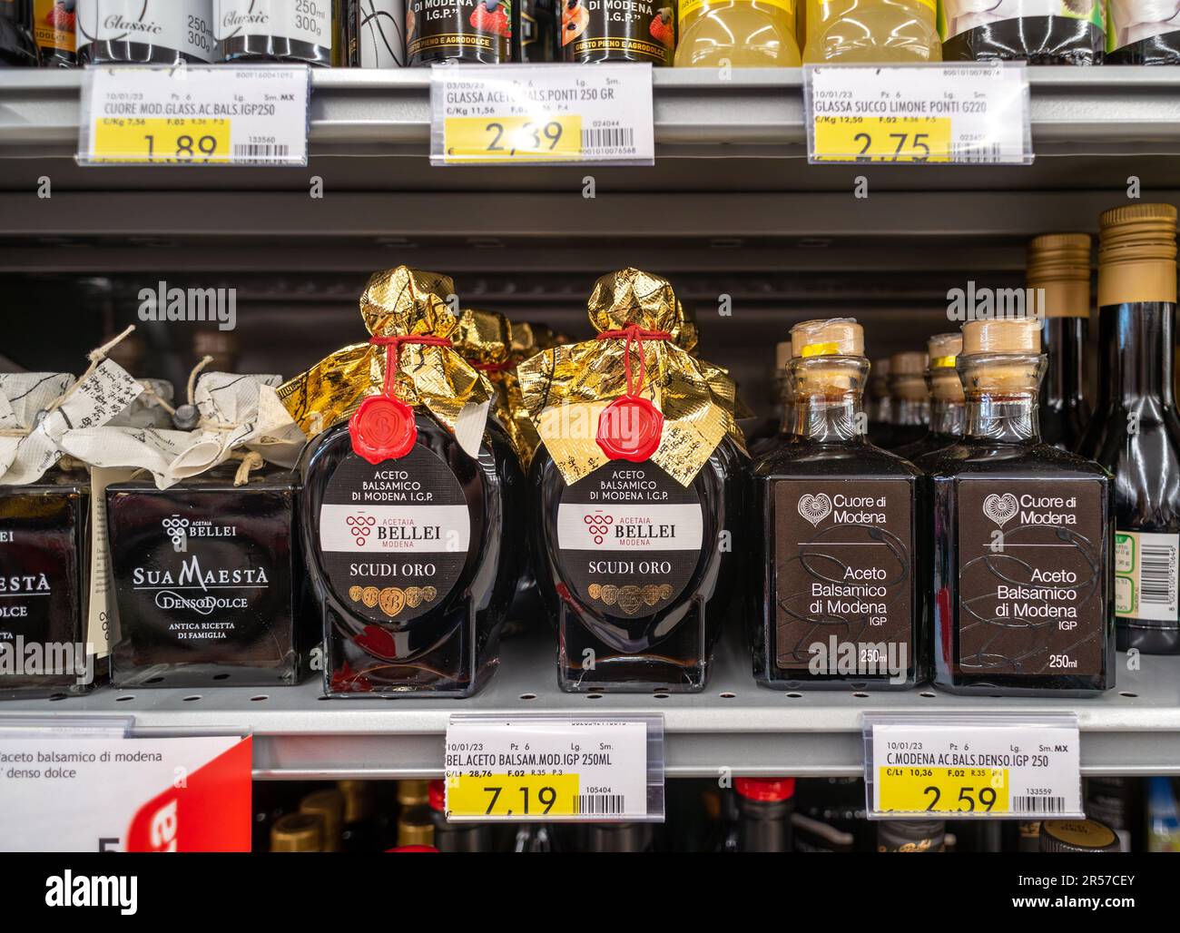 Italien - 31. Mai 2023: Balsamico-Essig von Modena I.G.P. in Glasampullen, verpackt für den Verkauf in Regalen des italienischen Supermarkts. tex: geograp mit g.g.A. Stockfoto