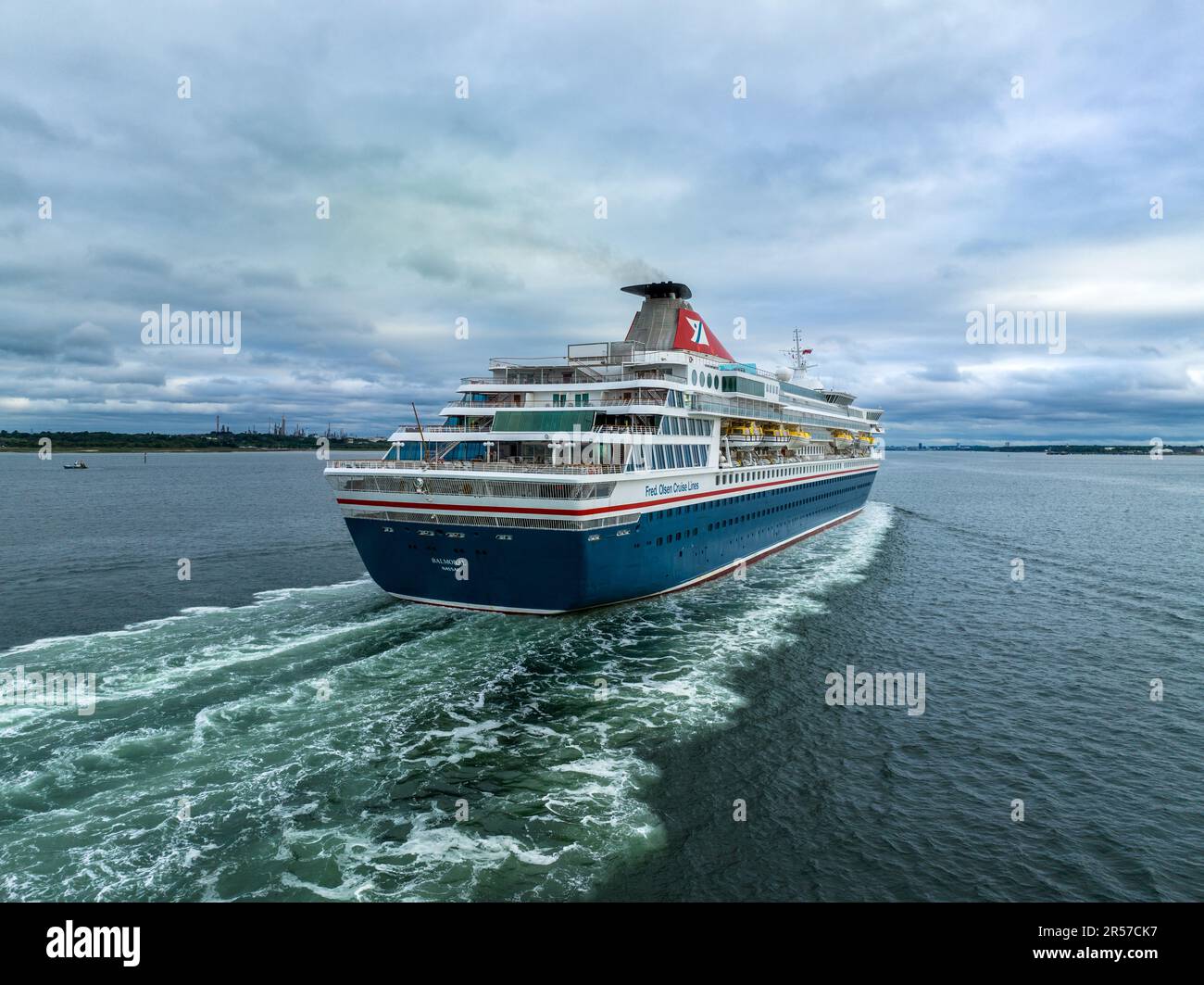 Balmoral ist ein Kreuzfahrtschiff, das Fred gehört und von ihm betrieben wird. Olsen Cruise Lines. MS Balmoral Kreuzfahrtschiff, das in Southampton ankommt, mit unvergleichlicher Aussicht. Stockfoto