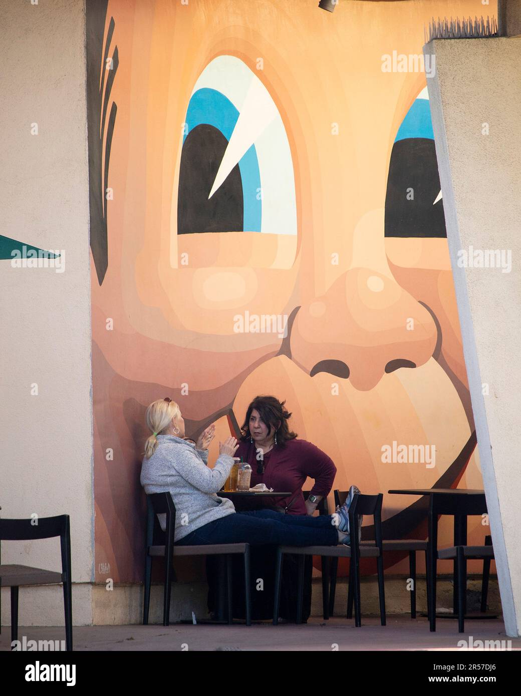 Zwei Gäste speisen am Mittwoch, den 17. Februar 2021, im Restaurant Bob's Big Boy im Toluca Lake in Los Angeles, Kalifornien, im Sitzbereich im Freien. Stockfoto