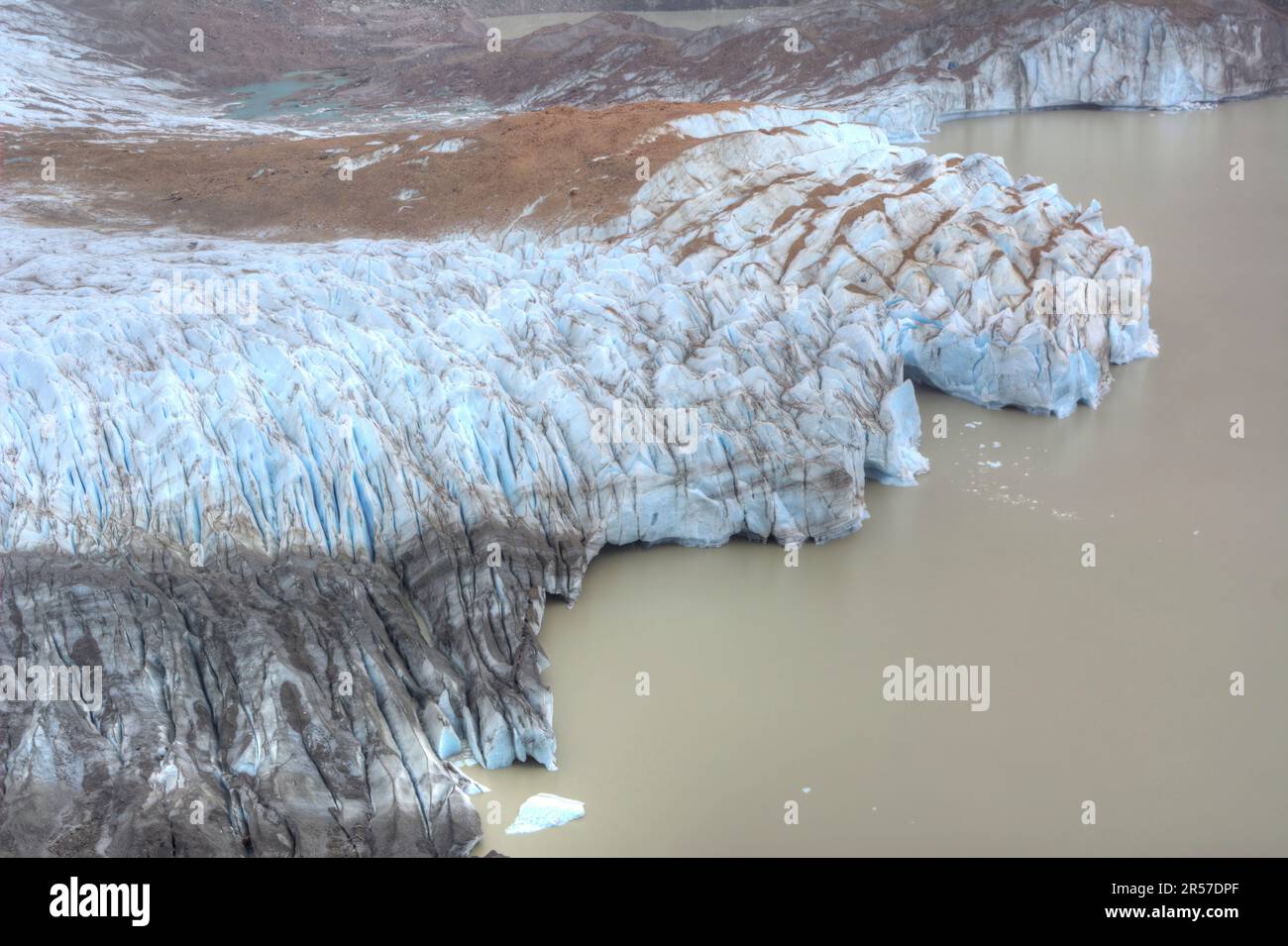 Majestätische Gletscher in den patagonischen Bergen in El Chaltén im Los Glaciares-Nationalpark in Argentinien Stockfoto