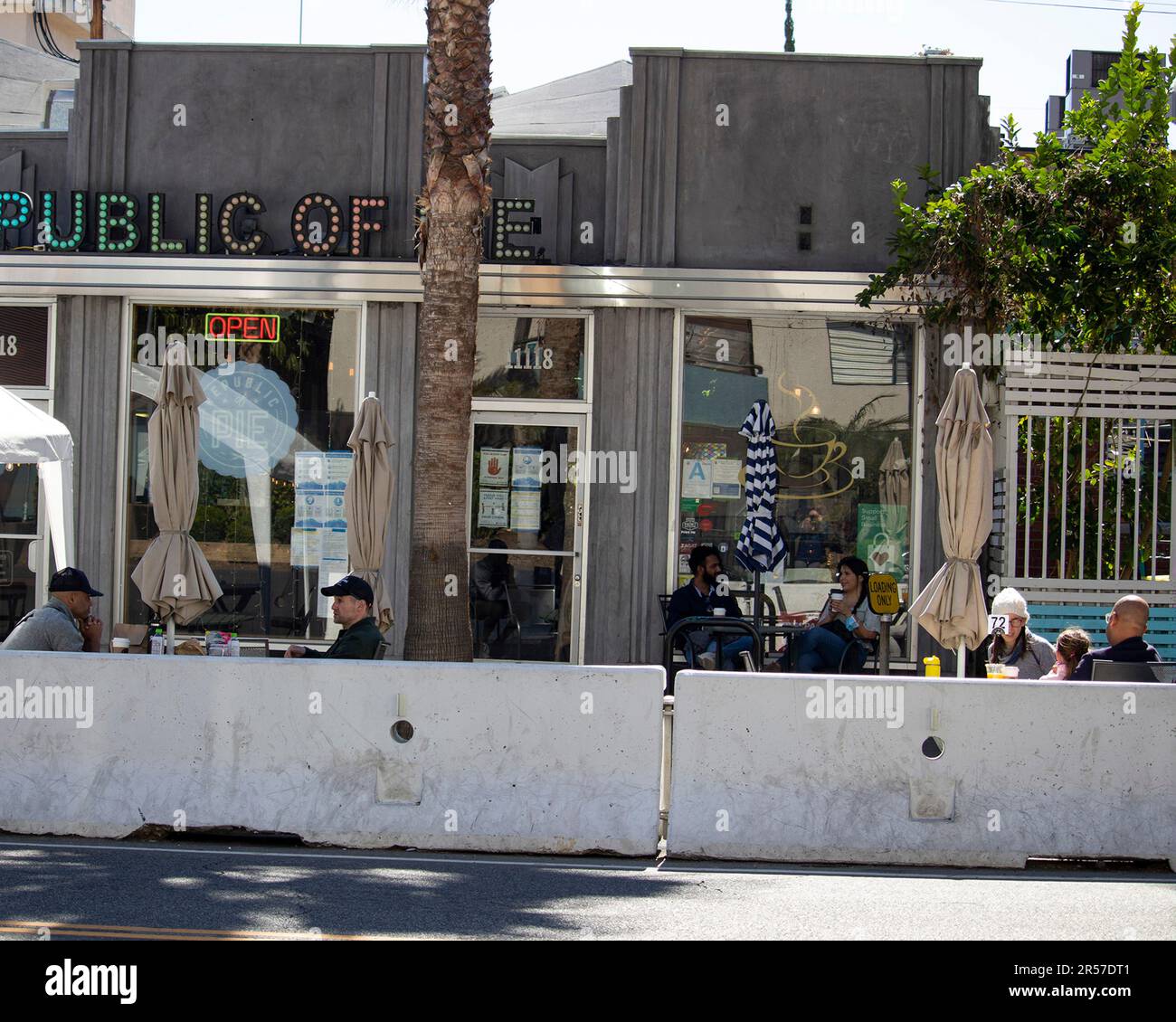 Gäste essen am 20. Februar 2021 im Außenbereich außerhalb der Republic of Pie in North Hollywood, Kalifornien. Foto: Raquel G. Frohlich. Stockfoto