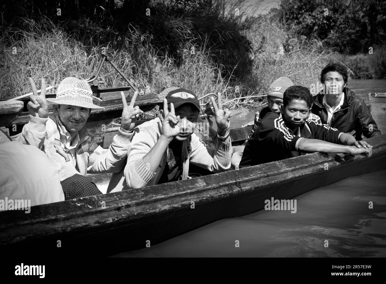 Myanmar. Inle-See. Männer in einem Boot Stockfoto