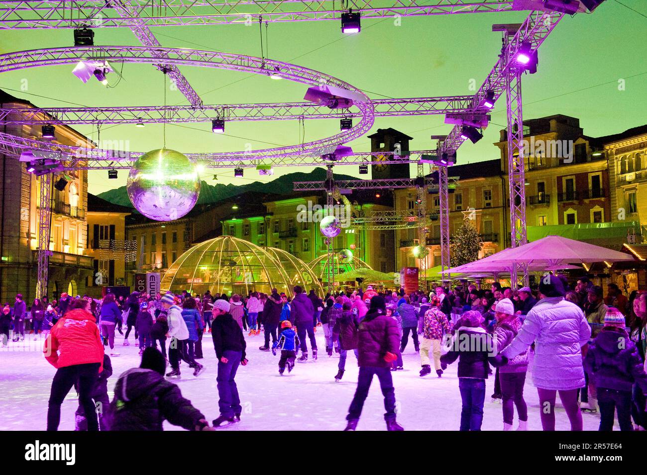 Die Schweiz. Kanton Tessin. Locarno. weihnachtszeit. Schlittschuhlaufen auf der Piazza Grande Stockfoto