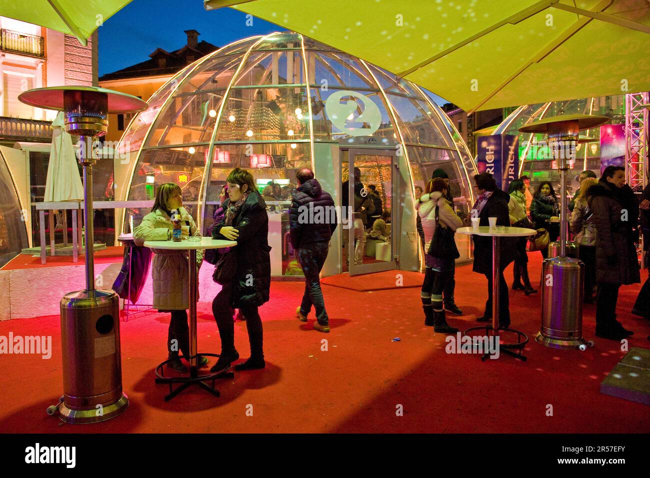 Die Schweiz. Kanton Tessin. Locarno. weihnachtszeit. Bar im Freien auf der Piazza Grande Stockfoto