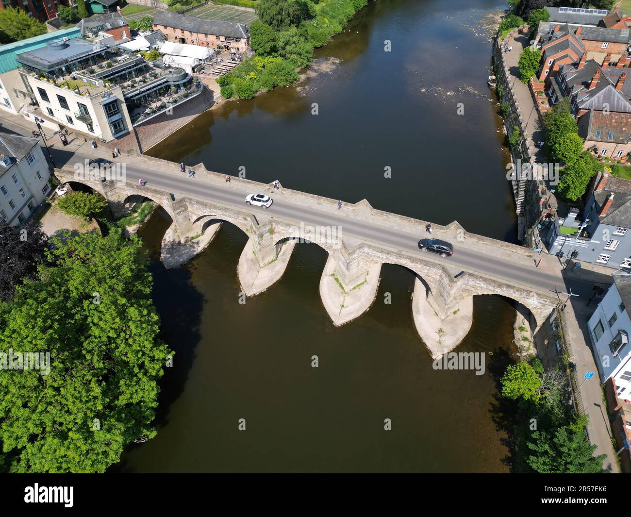 River Wye, Hereford, Herefordshire, Großbritannien – Donnerstag, 1. Juni 2023 – UK Weather – Luftaufnahme des Flusses Wye, der durch Hereford City und vorbei an den exponierten Fußspuren der Old Wye Bridge aus dem 15. Jahrhundert führt. Der offizielle Wasserstand an der Old Wye Bridge liegt heute bei nur 8cm. Anfang dieser Woche hat Natural England den Status des Flusses als „ungünstig-rückläufig“ aktualisiert. Die regionale Wettervorhersage zeigt keine Niederschläge in den nächsten zehn Tagen, was dazu führen wird, dass der Wasserstand weiter sinkt und die Wassertemperaturen steigen. Foto Steven May/Alamy Live News Stockfoto