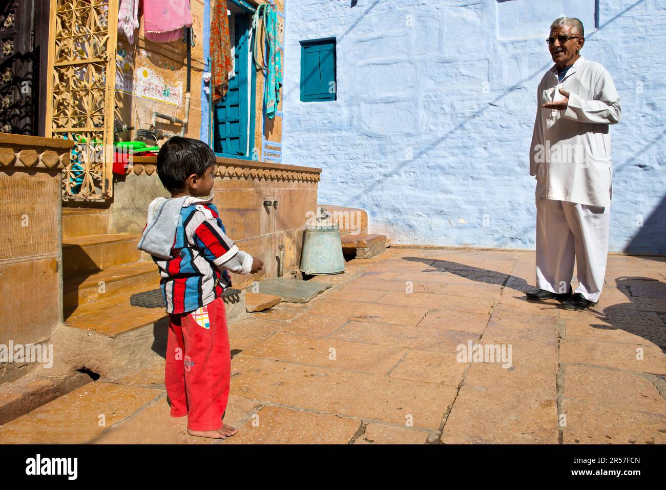 Indien. Rajasthan. Jaisalmer. Kind mit Vater Stockfoto