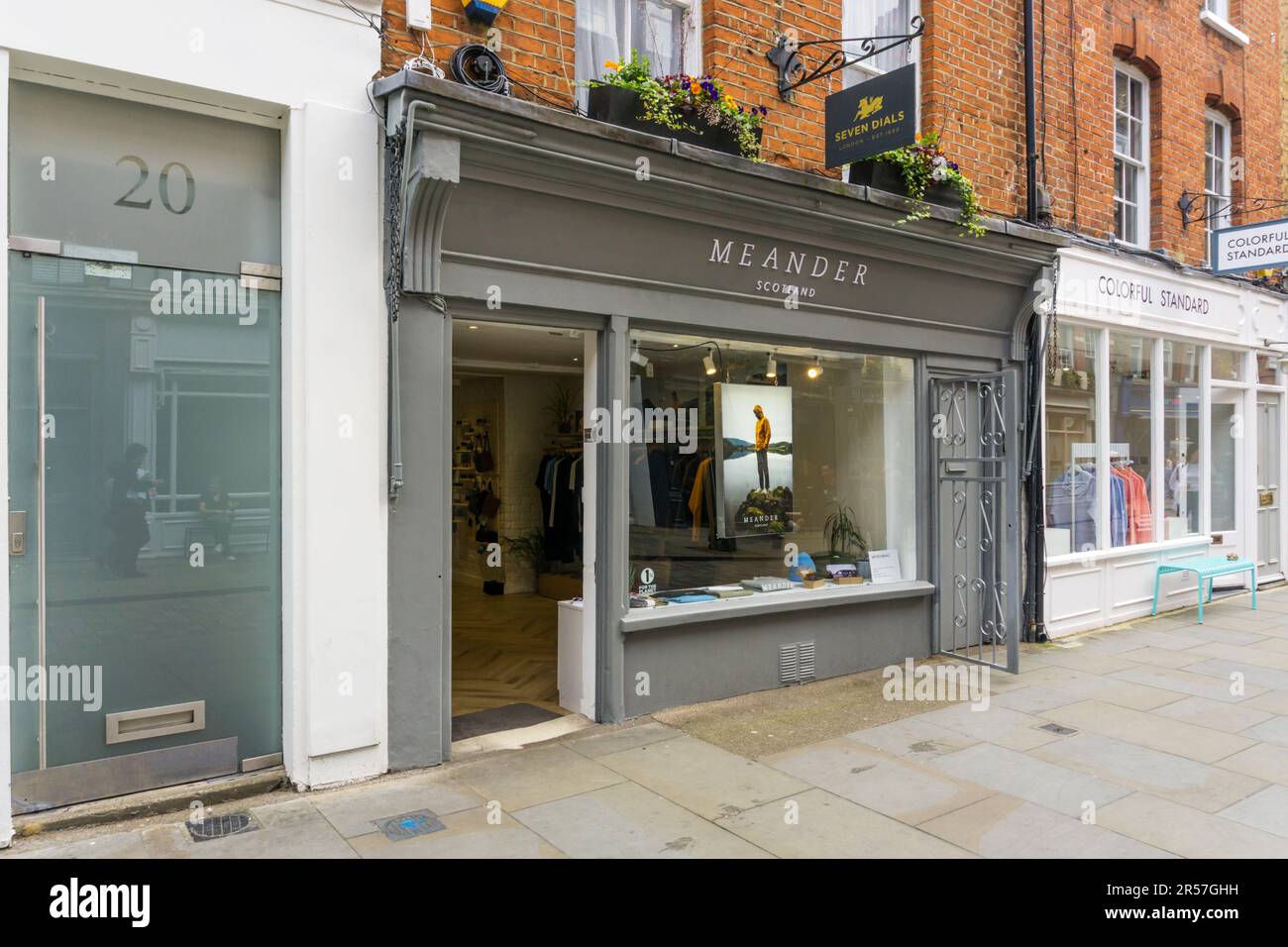 Ein kleiner Kleiderladen in der Earlham Street, London. Stockfoto