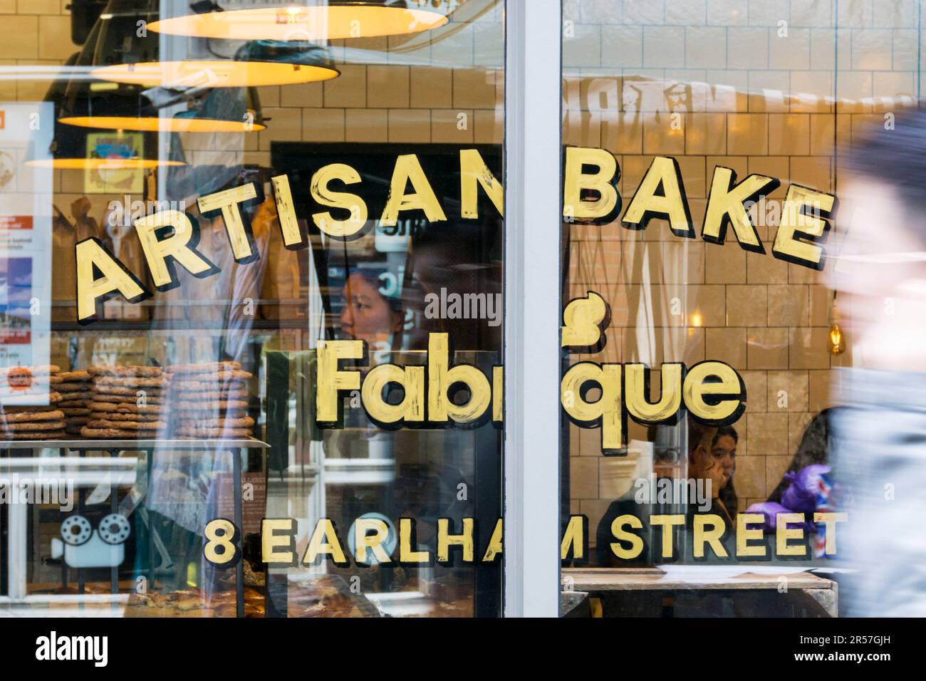 Schild am Fenster der Fabrique Artisan Bakery in Earlham Street, London. Stockfoto