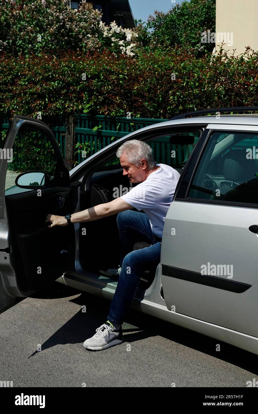 Ein Mann steigt in ein Auto, Deutschland Stockfoto