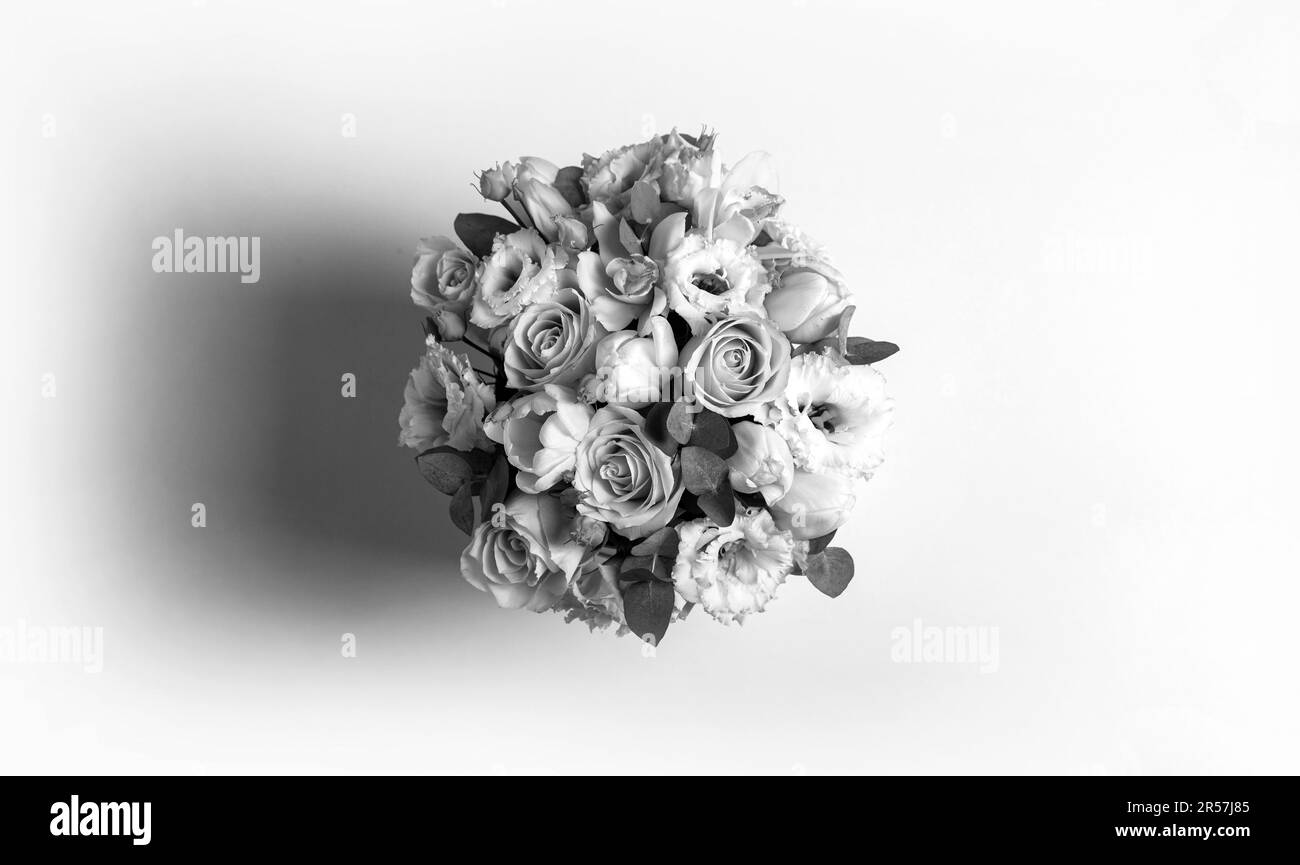 Frischer, üppiger Strauß bunter Blumen, isoliert auf weißem Hintergrund. Original-Blumenstrauß. Mehrfarbiger Blumenstrauß. Schwarz auf Weiß Stockfoto