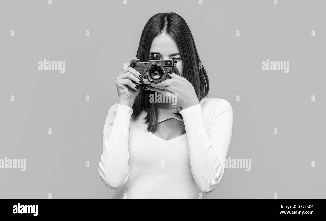 Mädchen mit Kameras. Eine Frau, die die Kamera hält. Fotograf Kamerafoto, fotografierendes Mädchen Joy machen das Fotografiekonzept. Ein Mädchen, das eine Kamera benutzt Stockfoto