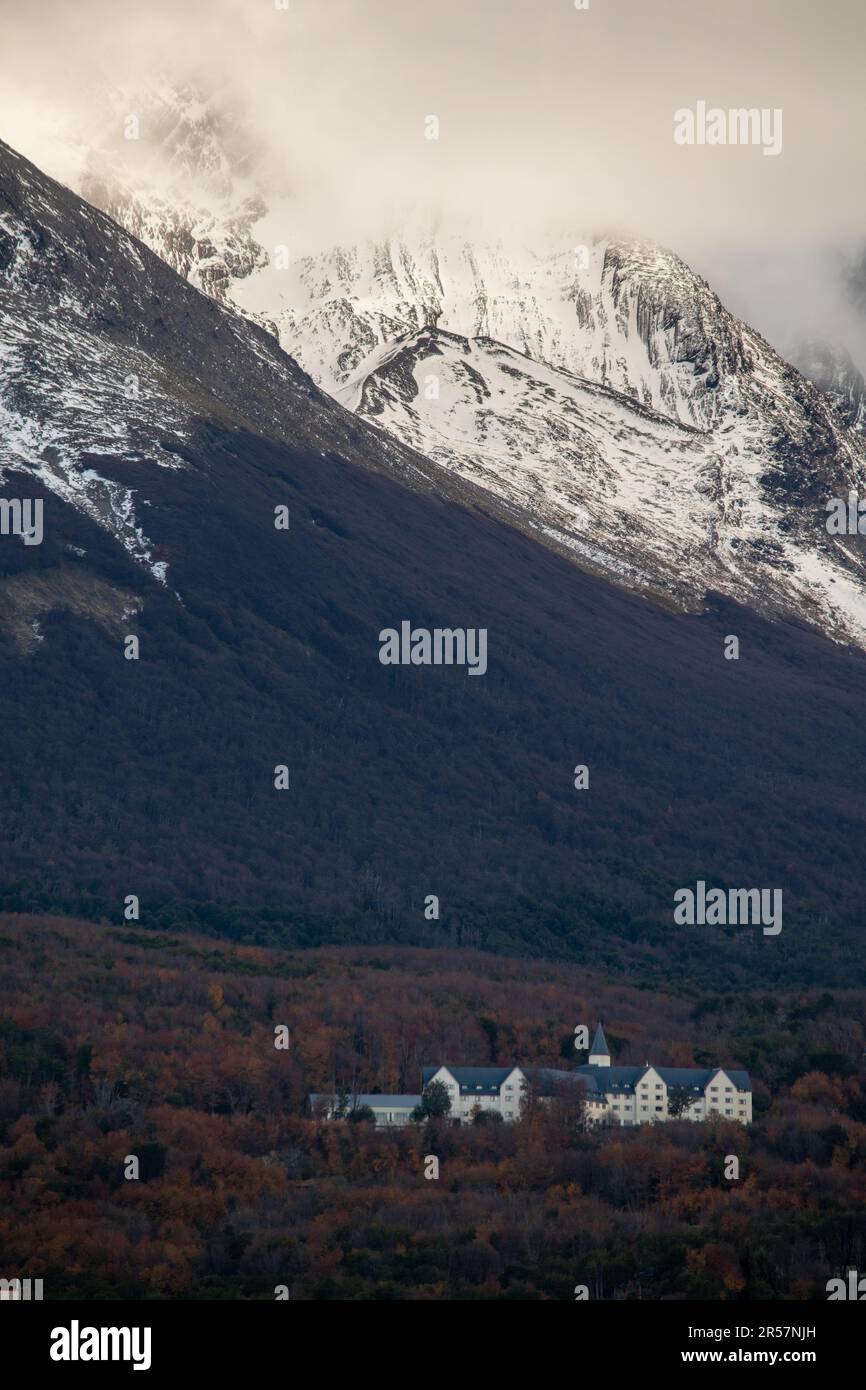 Hotel zwischen den Bergen gebaut. Ushuaia. Land des Feuers Stockfoto
