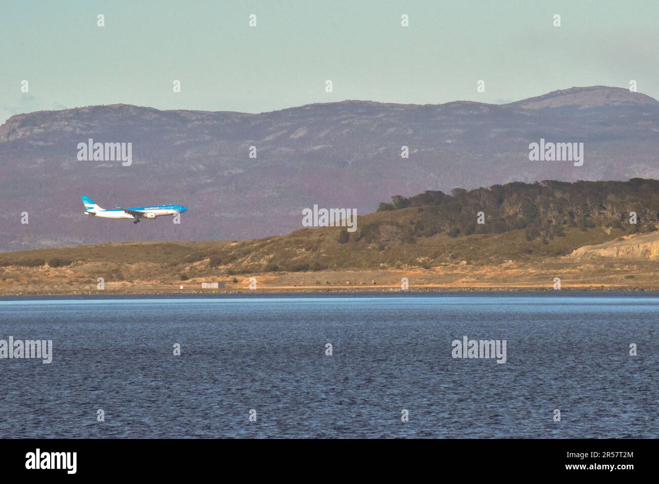 Flugzeug landet am Flughafen von Ushuaia Stockfoto