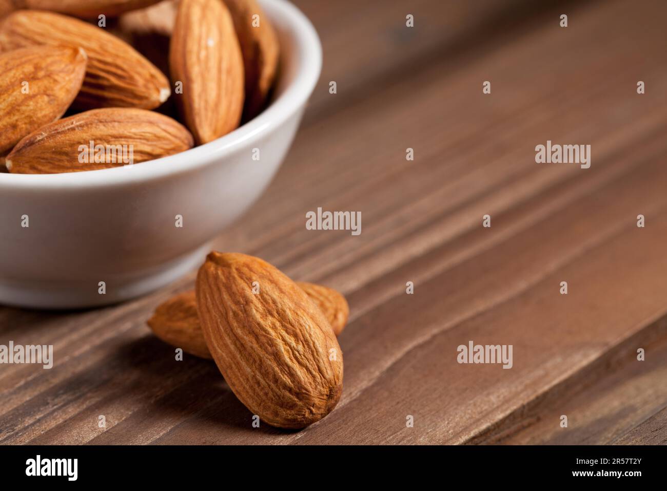 Mandeln auf dem weißen Hintergrund isoliert Stockfoto