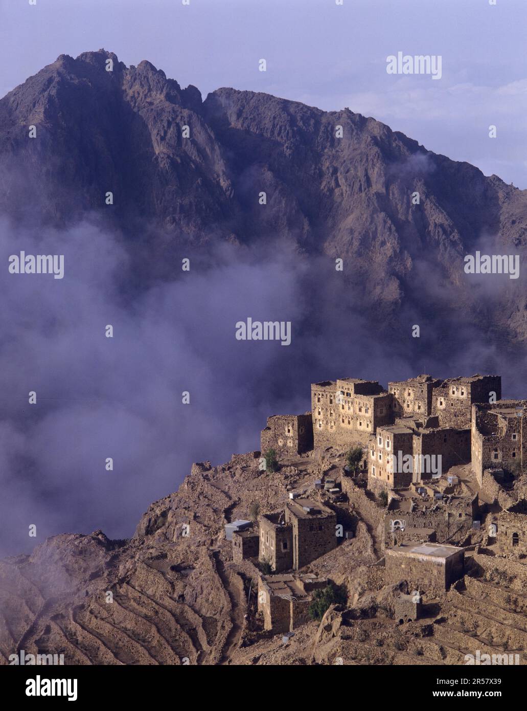 Unzugängliche Bergdörfer wie Shehara sind typisch für den Jemen Stockfoto