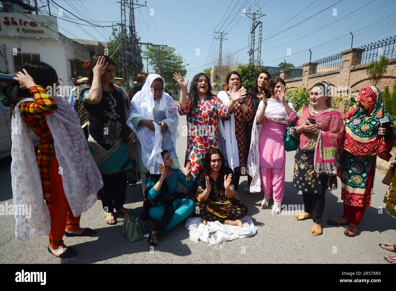 (5/24/2023) Mitglieder der pakistanischen Transgender-Gemeinschaft nehmen an einem Protest Teil. Transgender-Aktivisten in Pakistan erklärten, sie beabsichtigen, gegen die Entscheidung eines islamischen Gerichts Berufung einzulegen, das ein Gesetz zum Schutz ihrer Rechte in den Mumm nimmt. Das Gesetz über den Schutz der Rechte von Transgender-Personen wurde 2018 vom Parlament verabschiedet, um die Grundrechte von Transgender-Pakistanis zu sichern. Aber das Bundesamt für Schariat hat am Freitag mehrere Bestimmungen des Gesetzes niedergeschlagen und sie als "unislamisch.Aktivist und Vertreter der Transgender-Gemeinschaft Arzoo Khan spricht auf einer Pressekonferenz in Peshawar, Pakistan, am 24. Mai 20 Stockfoto