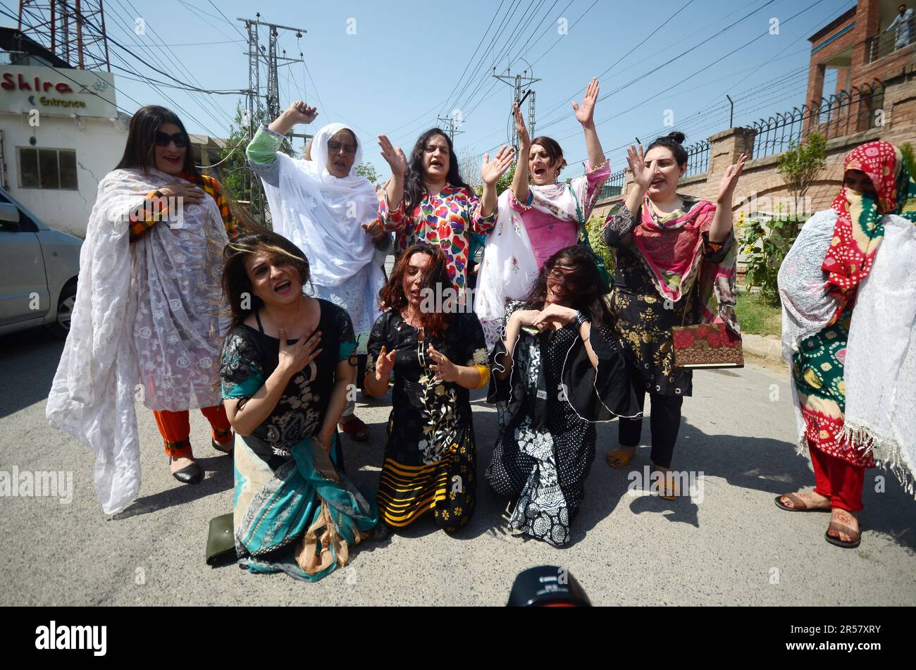 (5/24/2023) Mitglieder der pakistanischen Transgender-Gemeinschaft nehmen an einem Protest Teil. Transgender-Aktivisten in Pakistan erklärten, sie beabsichtigen, gegen die Entscheidung eines islamischen Gerichts Berufung einzulegen, das ein Gesetz zum Schutz ihrer Rechte in den Mumm nimmt. Das Gesetz über den Schutz der Rechte von Transgender-Personen wurde 2018 vom Parlament verabschiedet, um die Grundrechte von Transgender-Pakistanis zu sichern. Aber das Bundesamt für Schariat hat am Freitag mehrere Bestimmungen des Gesetzes niedergeschlagen und sie als "unislamisch.Aktivist und Vertreter der Transgender-Gemeinschaft Arzoo Khan spricht auf einer Pressekonferenz in Peshawar, Pakistan, am 24. Mai 20 Stockfoto