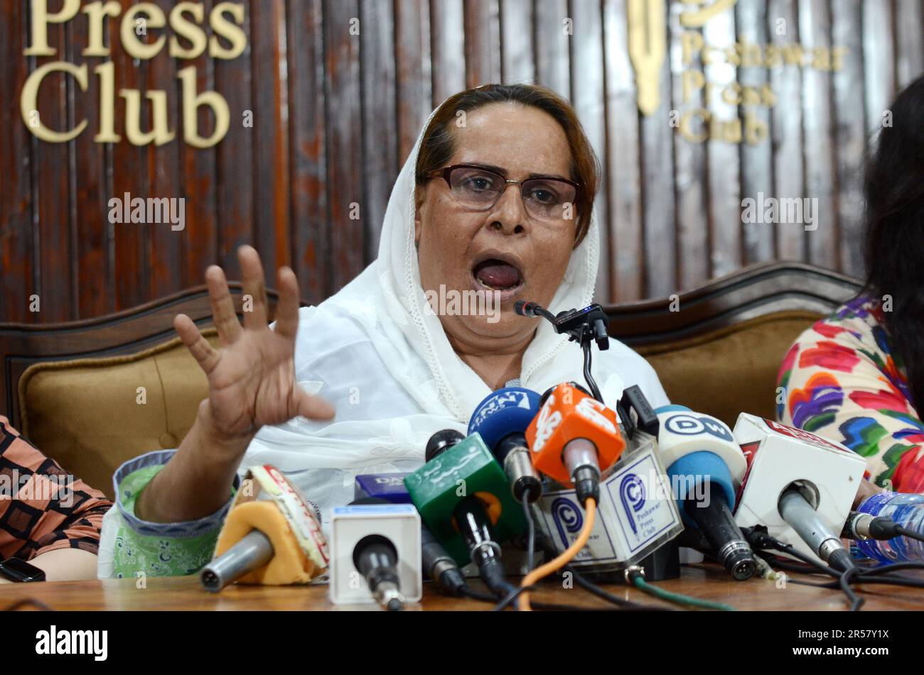 (5/24/2023) Mitglieder der pakistanischen Transgender-Gemeinschaft nehmen an einem Protest Teil. Transgender-Aktivisten in Pakistan erklärten, sie beabsichtigen, gegen die Entscheidung eines islamischen Gerichts Berufung einzulegen, das ein Gesetz zum Schutz ihrer Rechte in den Mumm nimmt. Das Gesetz über den Schutz der Rechte von Transgender-Personen wurde 2018 vom Parlament verabschiedet, um die Grundrechte von Transgender-Pakistanis zu sichern. Aber das Bundesamt für Schariat hat am Freitag mehrere Bestimmungen des Gesetzes niedergeschlagen und sie als "unislamisch.Aktivist und Vertreter der Transgender-Gemeinschaft Arzoo Khan spricht auf einer Pressekonferenz in Peshawar, Pakistan, am 24. Mai 20 Stockfoto