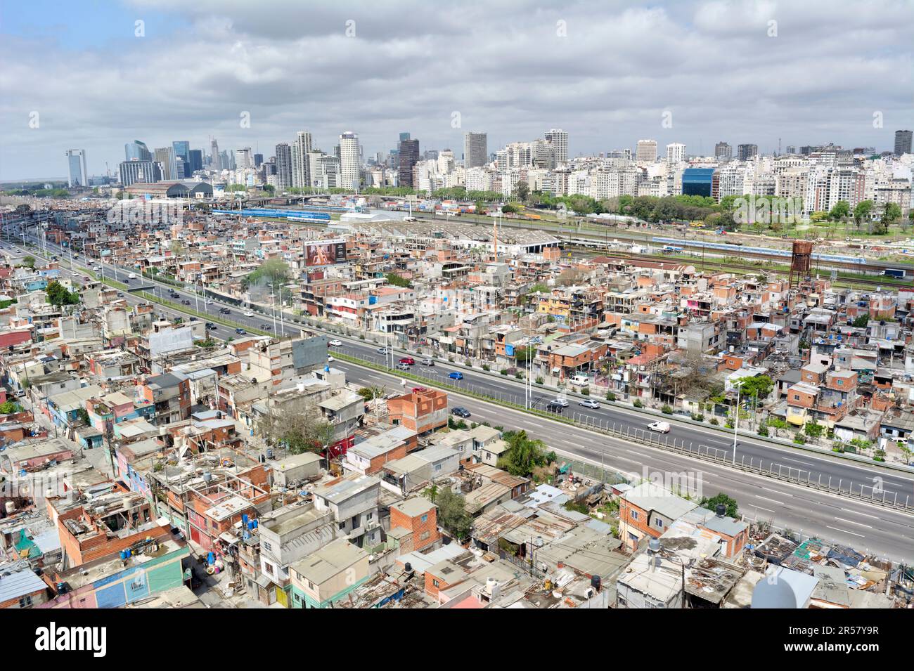 Panoramablick aus der Vogelperspektive auf das kriminellste Gebiet in Buenos Aires - La Villa 31, Argentinien Stockfoto