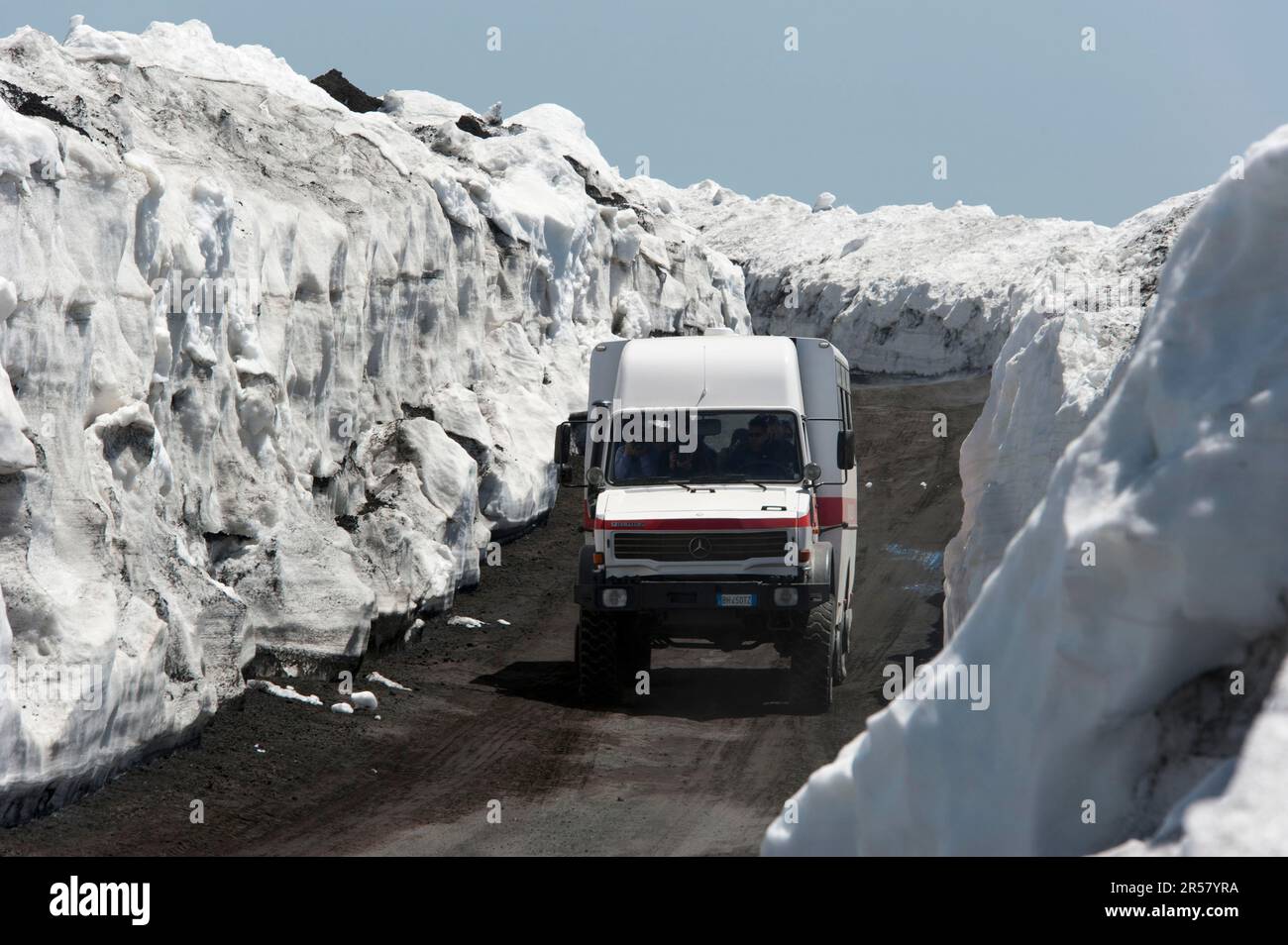 Geländewagen, Straße durch die Schneeberge, Ätna-Vulkan, Sizilien, Italien Stockfoto