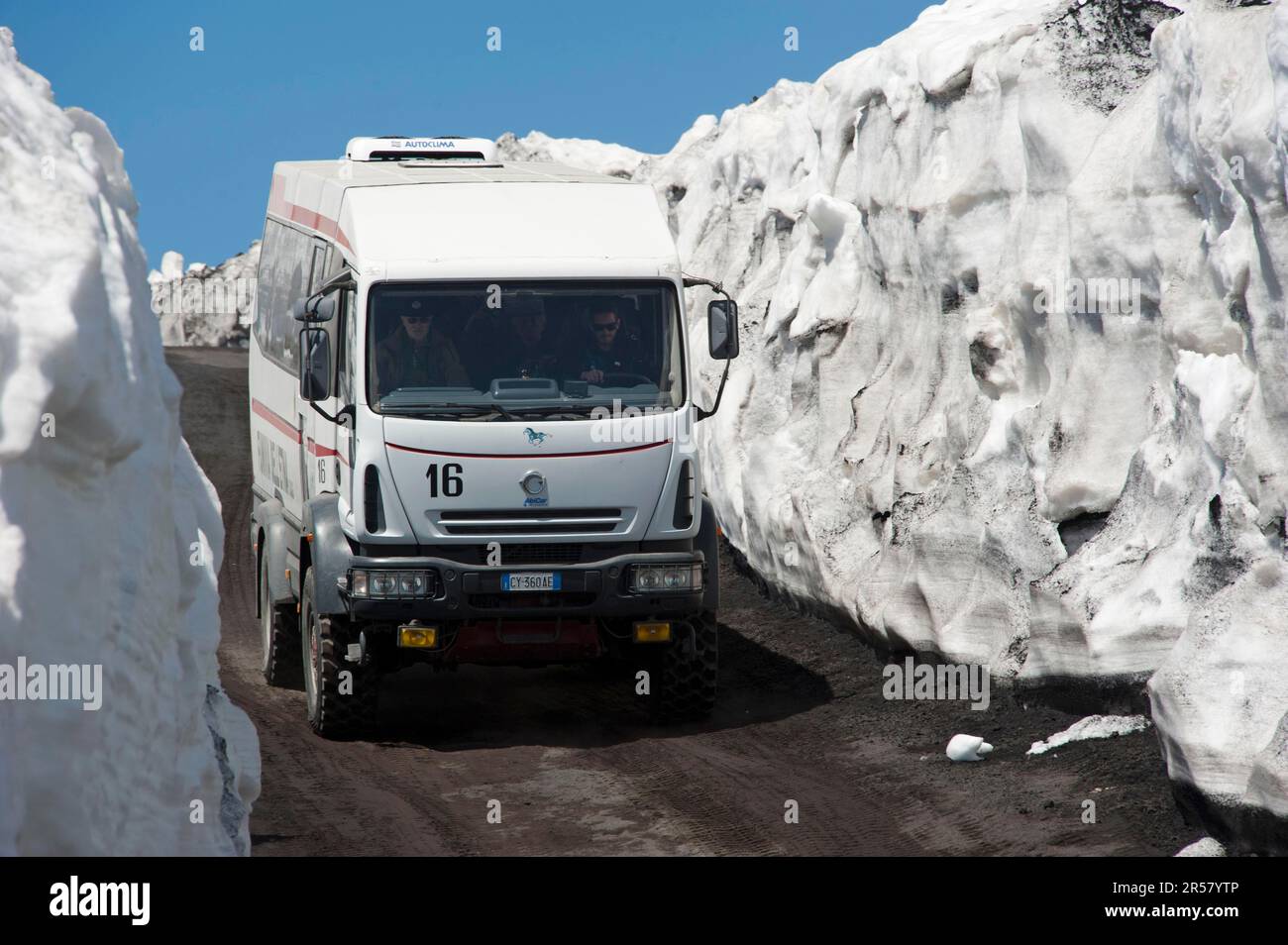Geländewagen, Straße durch die Schneeberge, Ätna-Vulkan, Sizilien, Italien Stockfoto