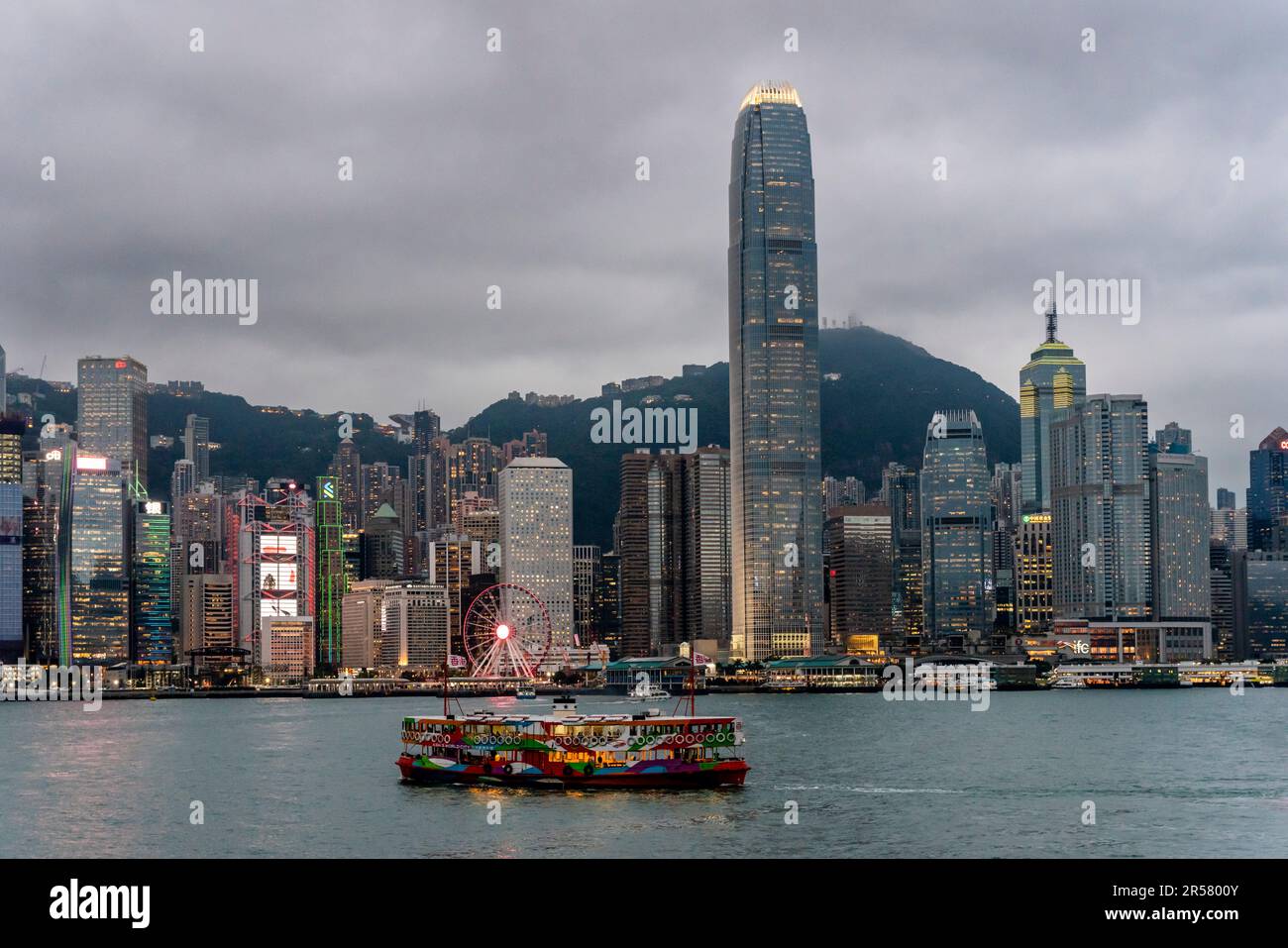 Star Ferry und Hong Kong Island Skyline, Hongkong, China. Stockfoto