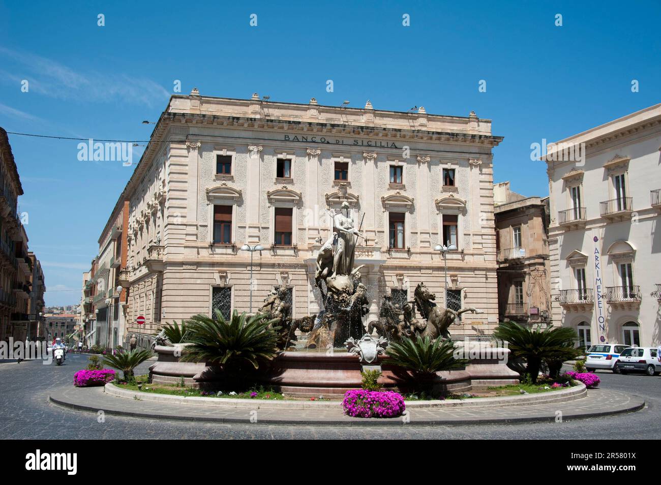 Piazza Archimede, Syrakus, Sizilien, Italien, Siracusa, Ortygia Insel, Artemis Brunnen, Uhrenpalast, Today Bank, Ortigia Stockfoto