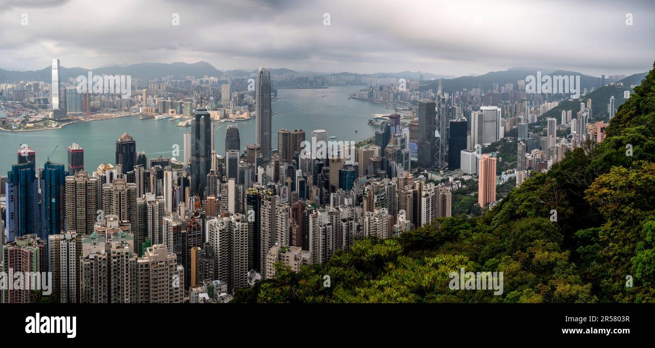 Ein erhöhter Blick auf die Skyline von Hongkong, aufgenommen vom Gipfel, Hongkong, China. Stockfoto