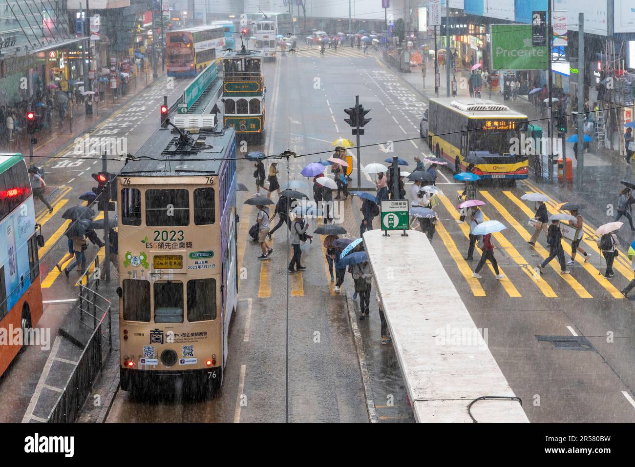 Straßenbahnen Bei Schlechtem Wetter, Causeway Bay, Hong Kong Island, Hong Kong, China. Stockfoto