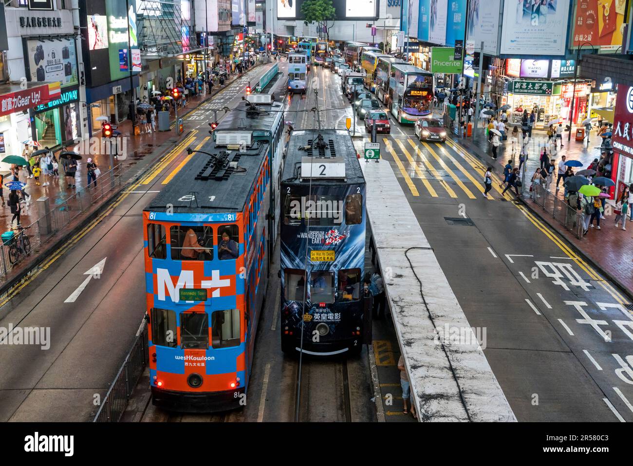 Straßenbahnen Bei Schlechtem Wetter, Causeway Bay, Hong Kong Island, Hong Kong, China. Stockfoto
