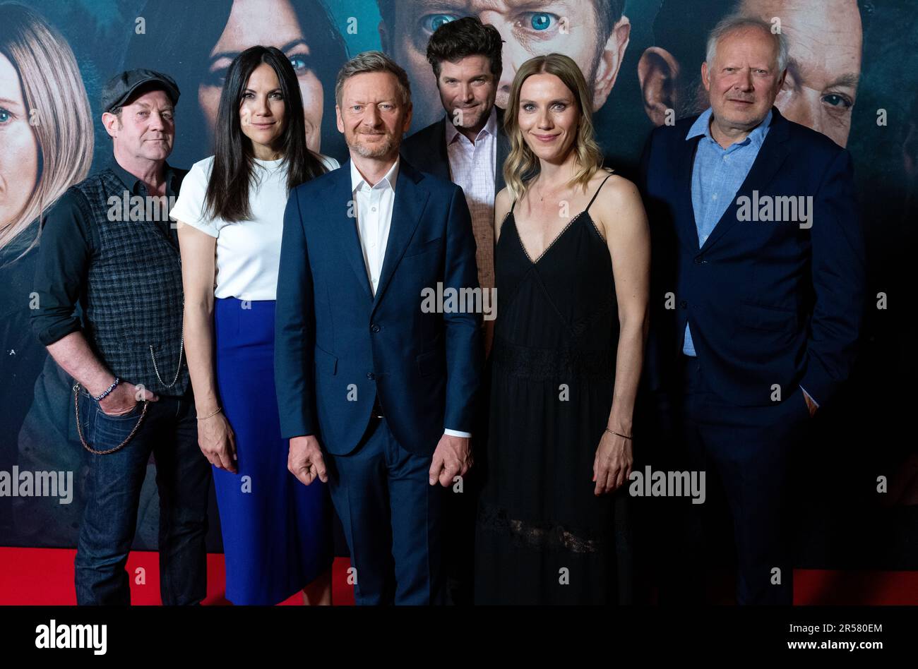 München, Deutschland. 01. Juni 2023. Jürgen Tonkel (l-r), Schauspielerin Bettina Zimmermann, Schauspielerin Michael Kessler, Schauspieler, Peter Ketnath, Schauspieler, Bettina Lamprecht, Schauspielerin, Und Axel Milberg, Schauspieler, kommt zur Premiere der Serie "Kohlrabenschwarz". Die Horror-Mystery-Serie Kohlrabenschwarz passt den Roman des gleichen Namens und das Radio-Stück des gleichen Namens wie eine Serie an. Kredit: Sven Hoppe/dpa/Alamy Live News Stockfoto