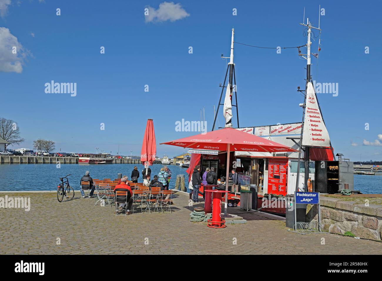 Fischerboote verkaufen frischen Fisch und Fischrollen, alten Hafen, Hansestadt Stralsund, Mecklenburg-Vorpommern, Deutschland, Snackbar, Snackbar Stockfoto