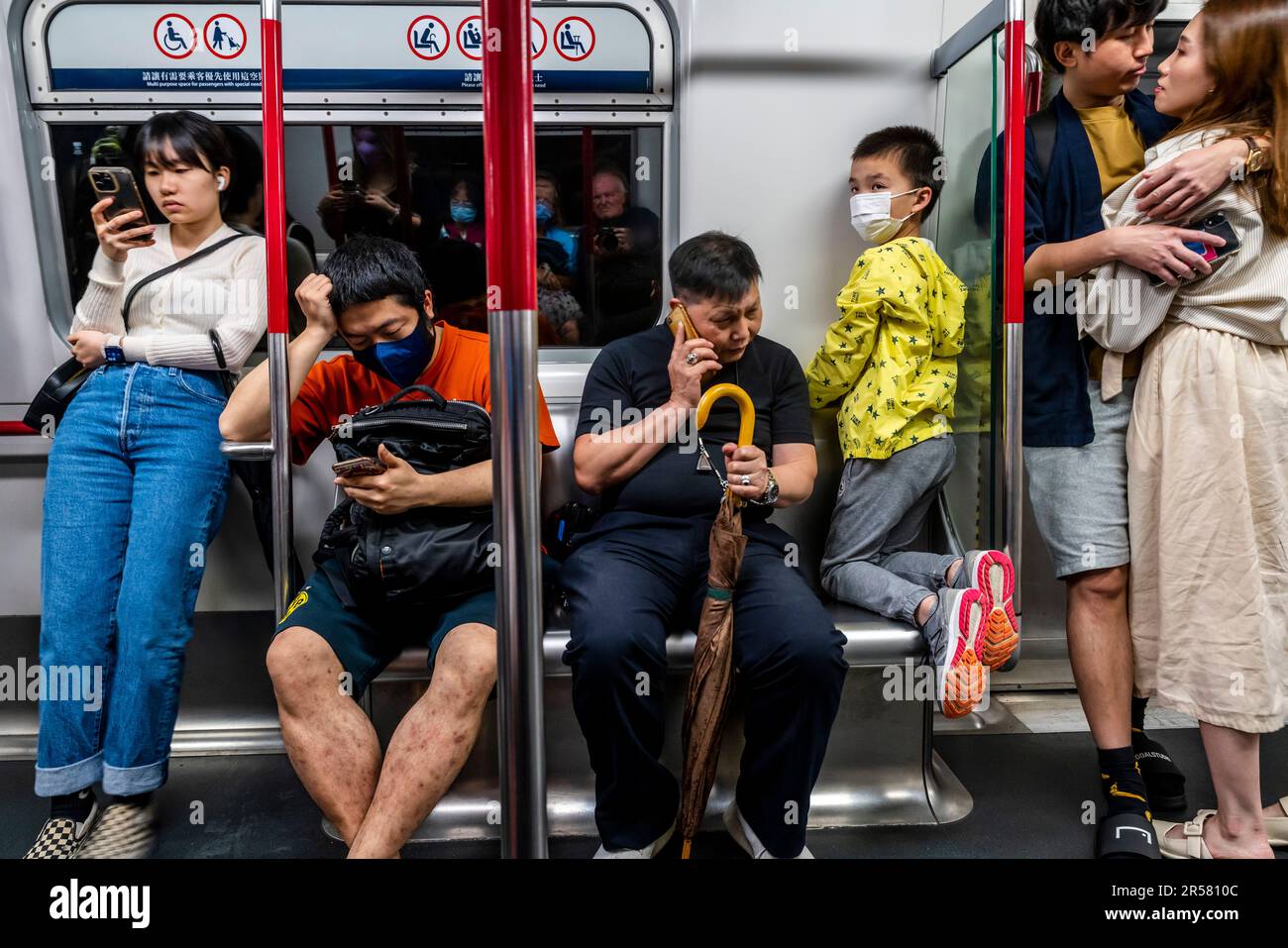 Passagiere in einem MTR-Zug, Hongkong, China. Stockfoto