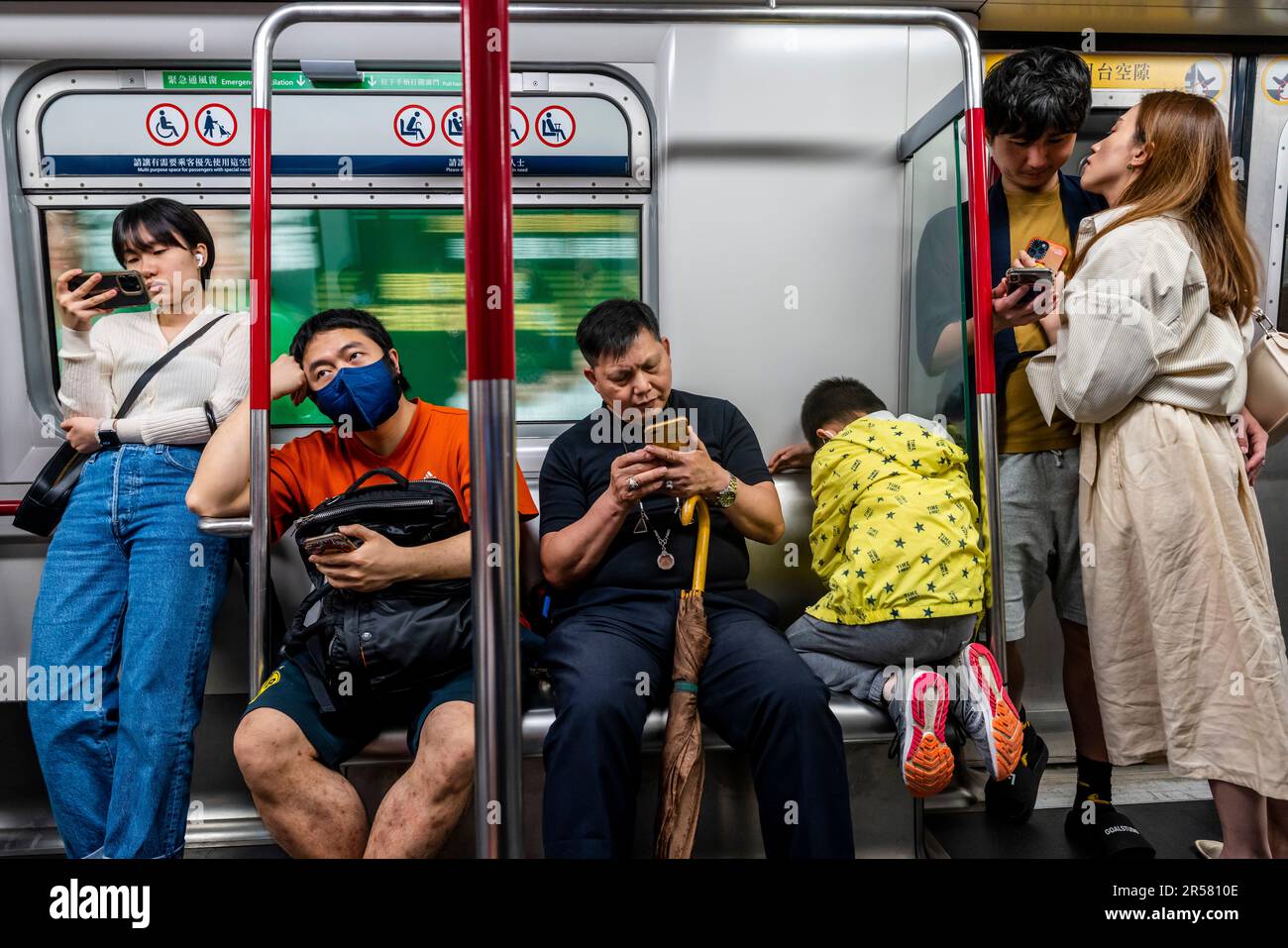 Passagiere in einem MTR-Zug, Hongkong, China. Stockfoto