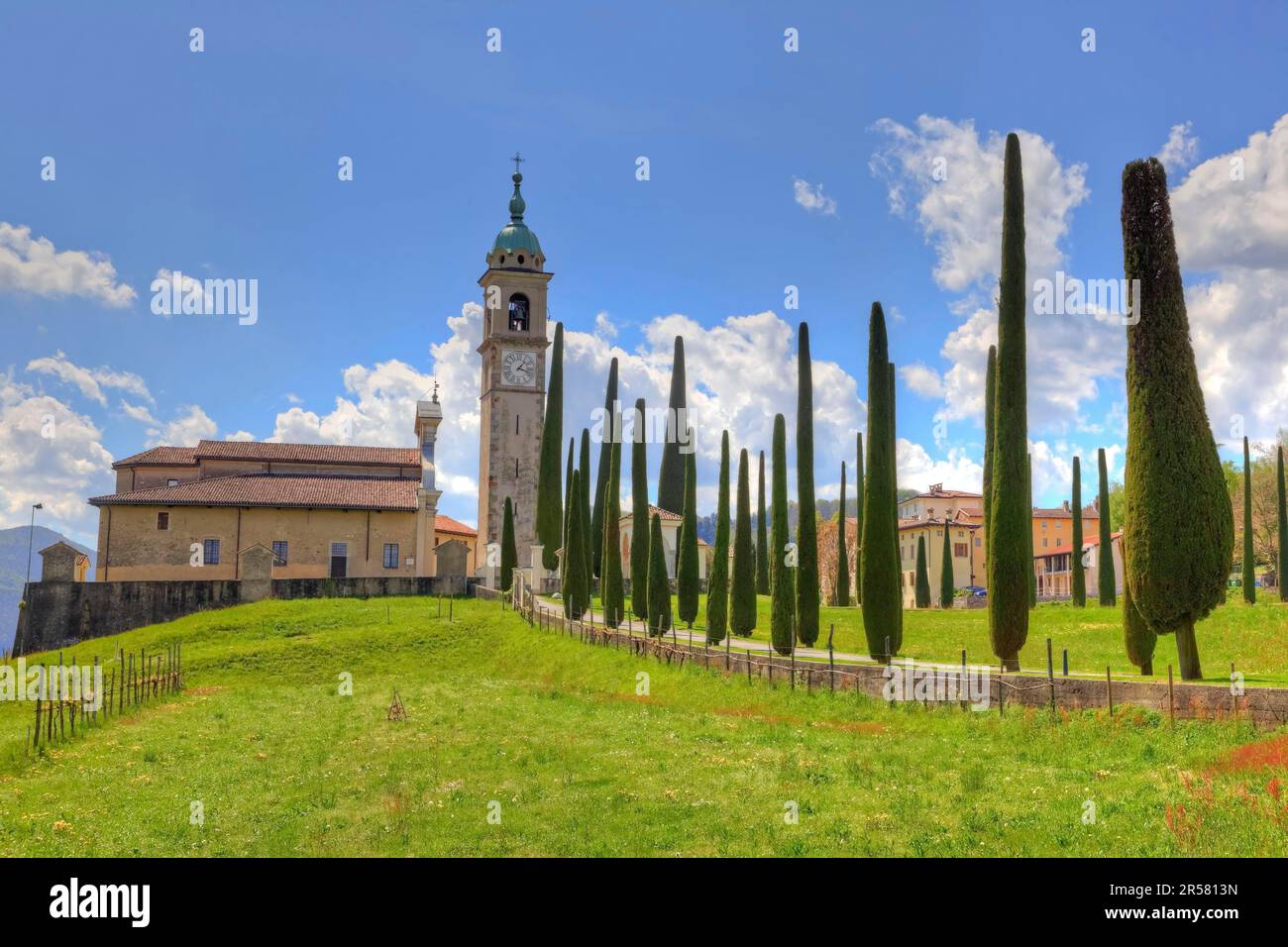 Pfarrkirche Sant' Abbondio, Montagnola, Gentilino, Collina d'Oro, Tessin, Avenue of Cypresses, Sant Abbondio, Tessin, Schweiz Stockfoto