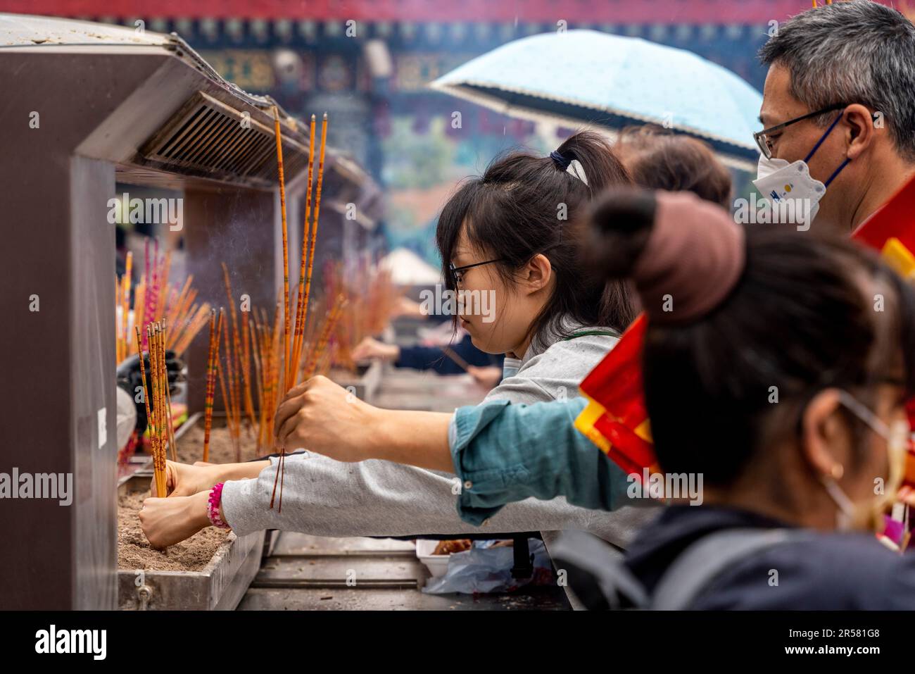 Die Chinesen Beten Im Wong Tai Sin Tempel An, Hongkong, China. Stockfoto