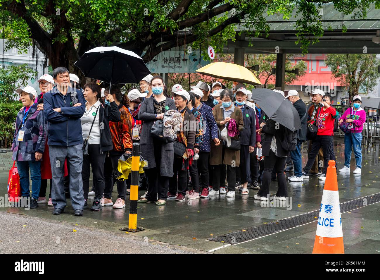 Chinesische Touristen Stehen In Der Schlange Und Warten Auf Ihren Transport, Um Den Wong Tai Sin Tempel, Hongkong, China, Zu Verlassen. Stockfoto