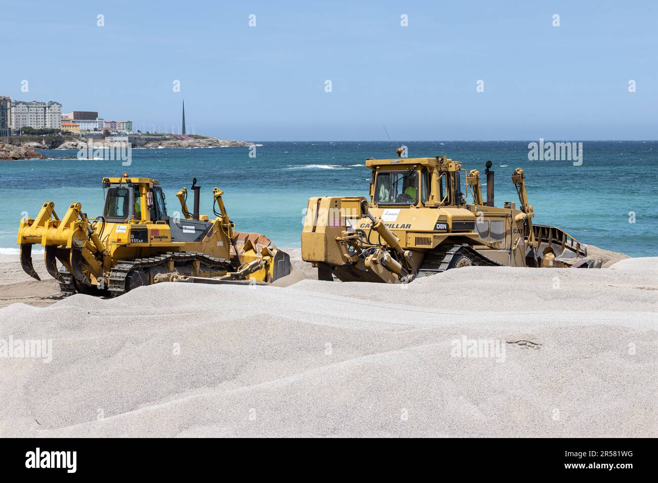 Coruna, Spanien; 18. Mai 2023: Szene von zwei Bulldozern, die am Riazor-Strand von Coruna arbeiten Stockfoto