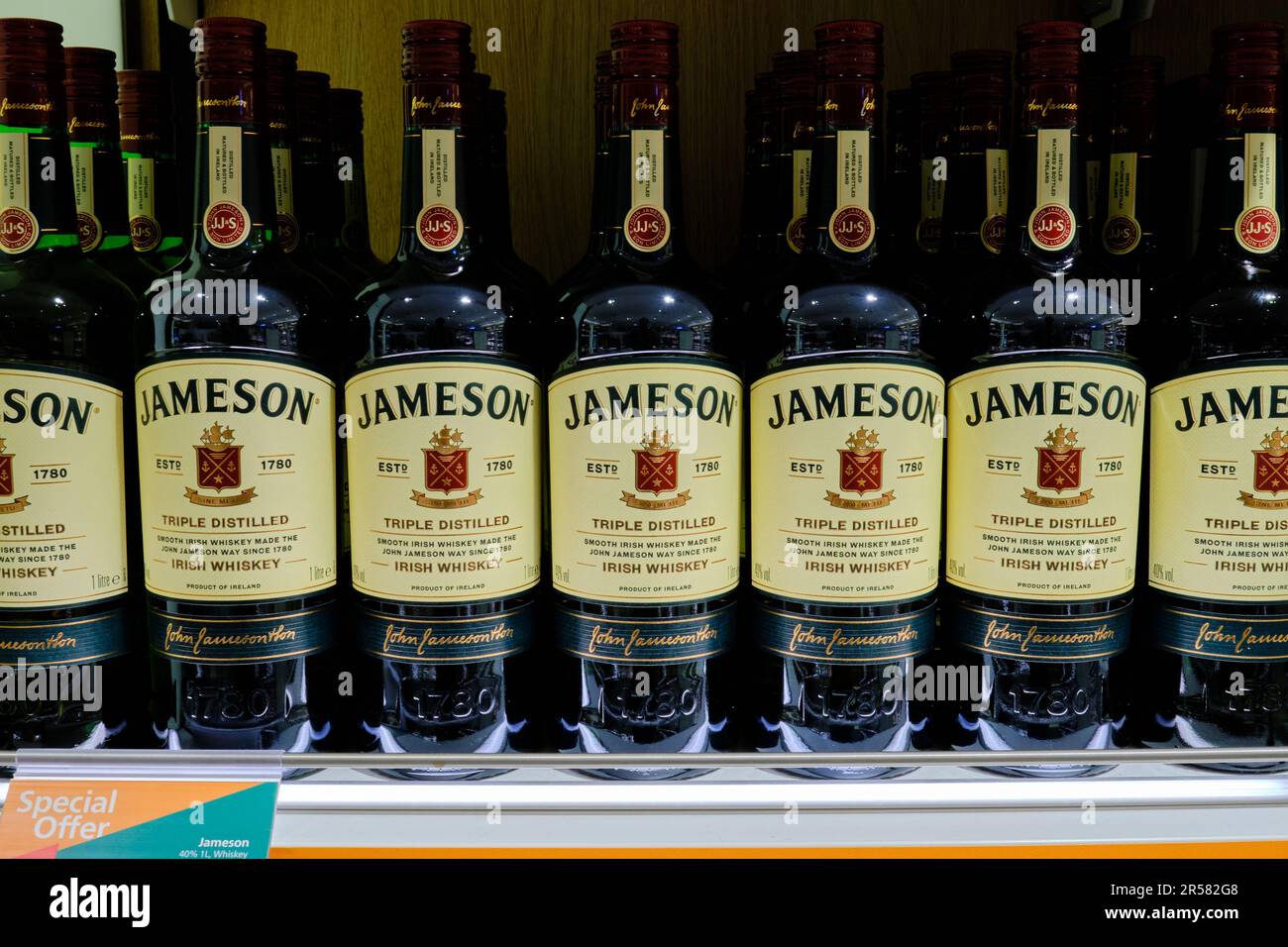 Amsterdam, Nordholland, Niederlande - 26 2023. April. Jameson Irish Whiskey ist am Flughafen Schiphol erhältlich. Stockfoto